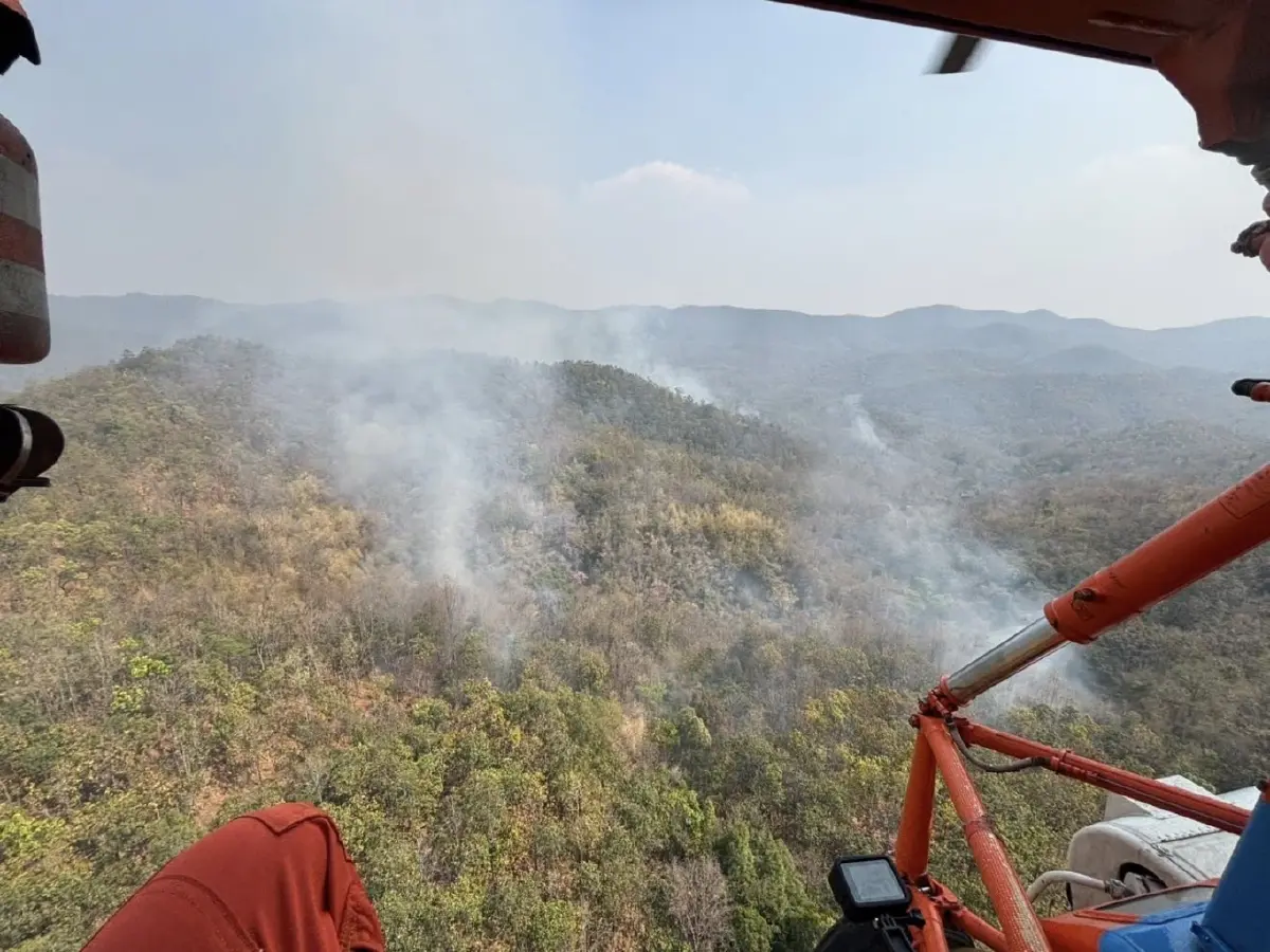 ลุยดับ 'ไฟป่าลำพูน' ปภ. ส่งเฮลิคอปเตอร์ ทิ้งน้ำ 8 หมื่นลิตร สกัดฝุ่น PM2.5 ภาคเหนือ