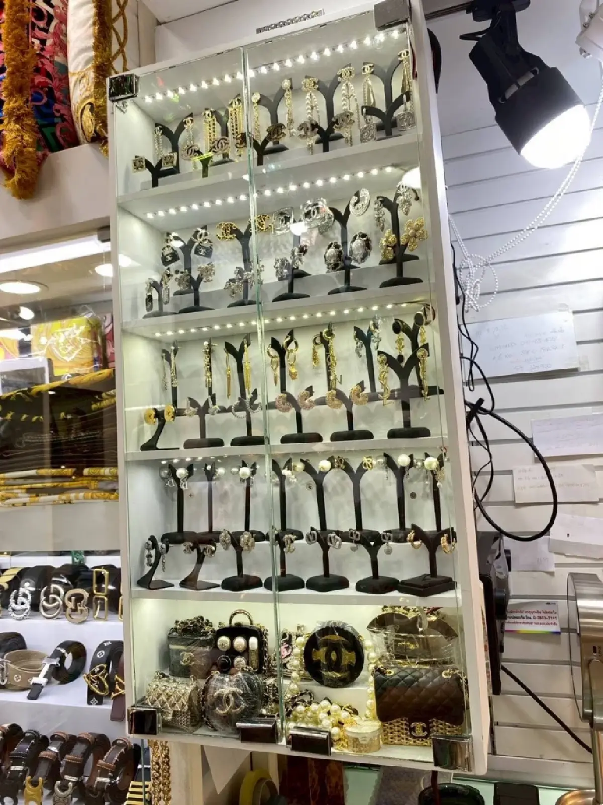 ฉาว 'ห้าง' ชื่อดัง ซุกสินค้าละเมิดลิขสิทธิ์อื้อ ยึดของกลาง 20 ล้าน