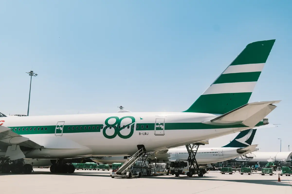 คาเธ่ย์ แปซิฟิค ฉลอง 80 ปี เปิดตัวลาย 'แซนด์วิชผักกาดหอม' บนเครื่องบินแอร์บัส A350