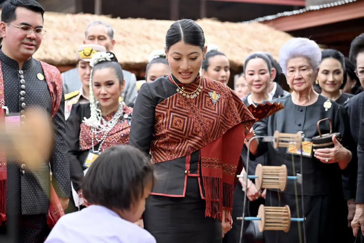 เจ้าฟ้าสิริวัณณวรีฯ สืบสานพระราชปณิธาน ดันแพรวาบ้านโพนสู่สากล