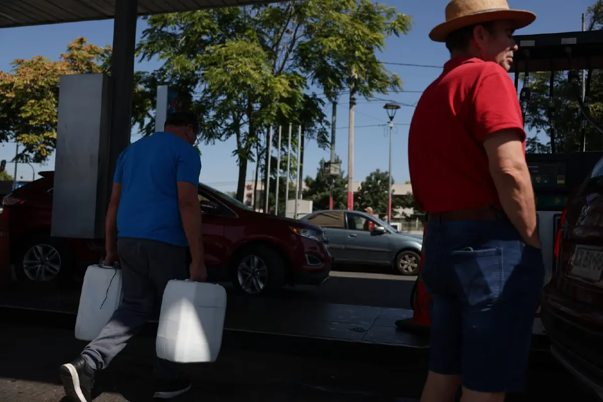 รวมภาพชุด 'ปั๊มแตกทั่วโลก' วิกฤติน้ำมันแพง-ขาดแคลนหนัก