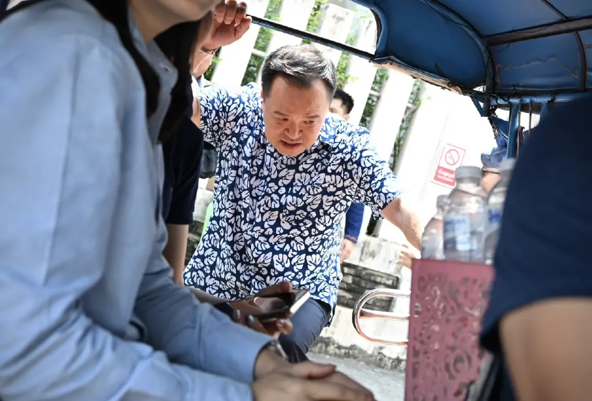 'อนุทิน' โชว์ประหยัดน้ำมัน นำคณะนั่งสามล้อชมงาน 'DNA นครพนม'