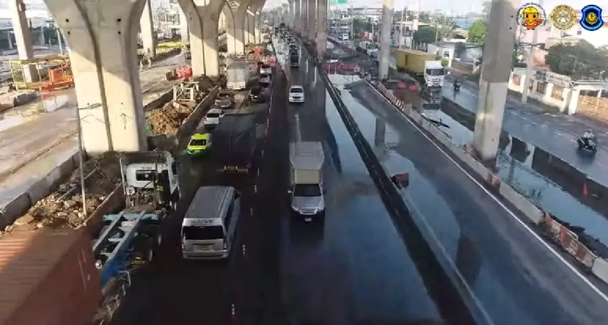 น้ำท่วมถนนพระราม 2 หลังฝนตกหนัก เร่งระบายน้ำ รถติดท้ายแถวสะสม