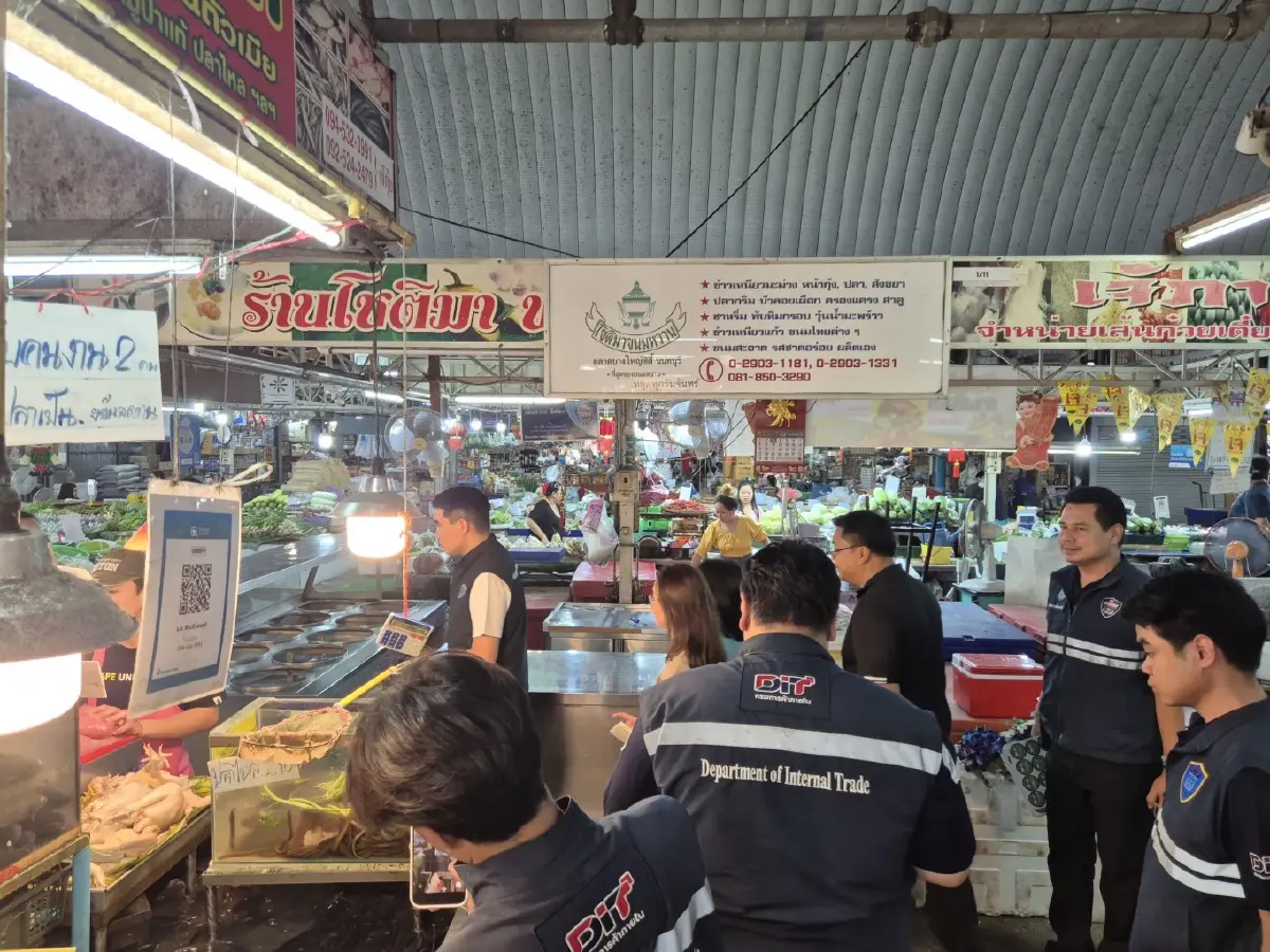 พาณิชย์ ตรวจ 3 ตลาดดัง คุมราคาสินค้า พบไข่ไก่ขยับเล็กน้อย ย้ำห้ามฉวยโอกาสขึ้นราคา