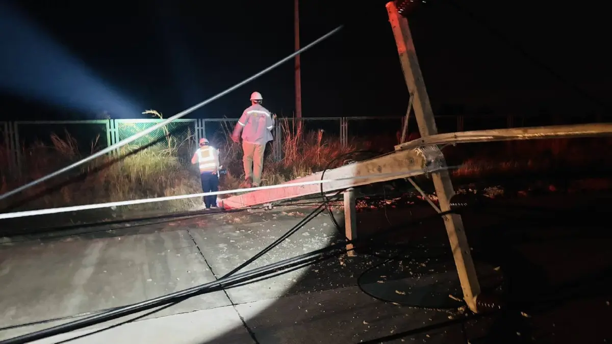 พายุฤดูร้อนถล่มโคราช เสาไฟล้มขวางมอเตอร์เวย์ M6 ด่านขามทะเลสอ