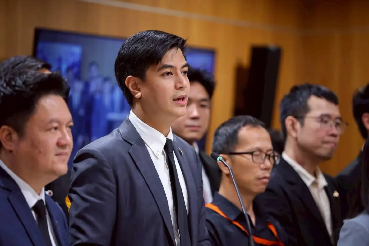 ปชน.ยื่นกฎหมาย 9 ชุดแรก ถอดองค์กรอิสระ-ปฏิรูปราชการ-ปราบโกง