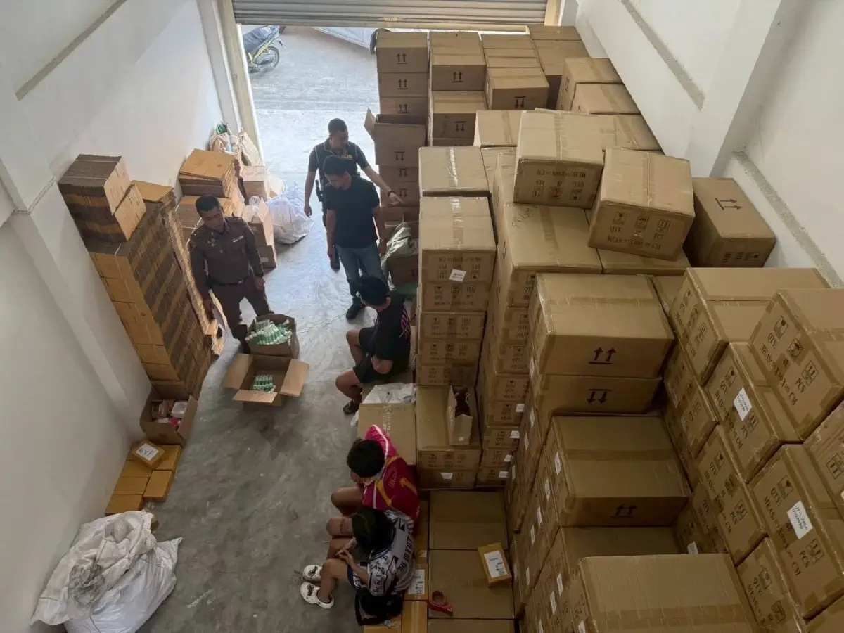 สินค้าปลอมทะลัก CIB บุกทลายโกดังปทุมฯ ยึดของกลางกว่า 1 แสนชิ้น