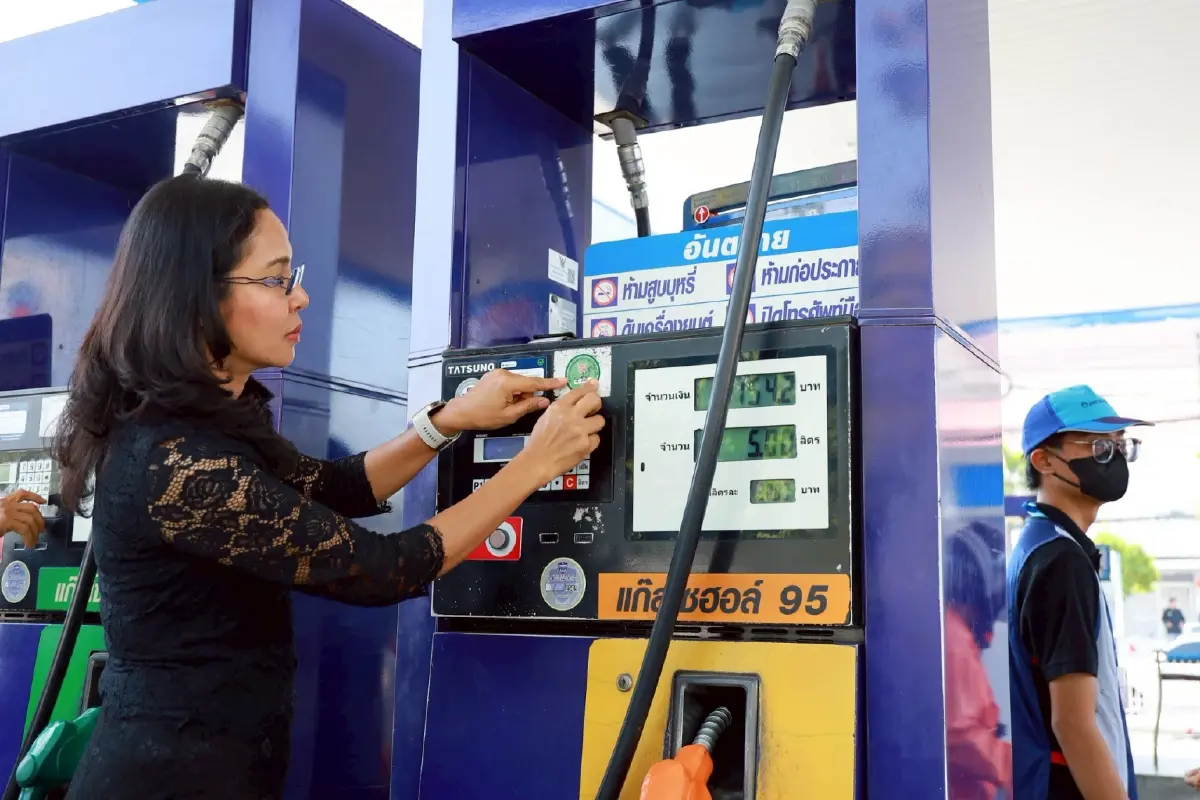 แห่เติมน้ำมัน จนท.ตรวจปั๊มน้ำมัน ป้องกันฉวยโอกาสขึ้นราคา