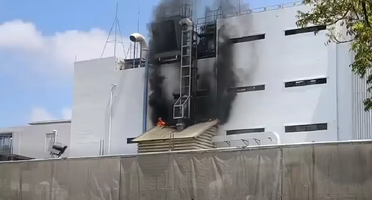 ด่วน ไฟไหม้โรงงานใหญ่ 'นิคมฯ ดัง' เขตประเวศ ควันดำพุ่งท่วมหลังคา