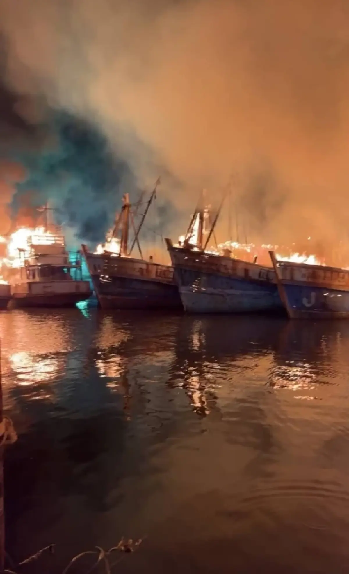 ระทึก ไฟไหม้เรือประมงหลายลำ ณ ท่าเทียบเรือเจ้าท่า อ.ขนอม นครศรีฯ