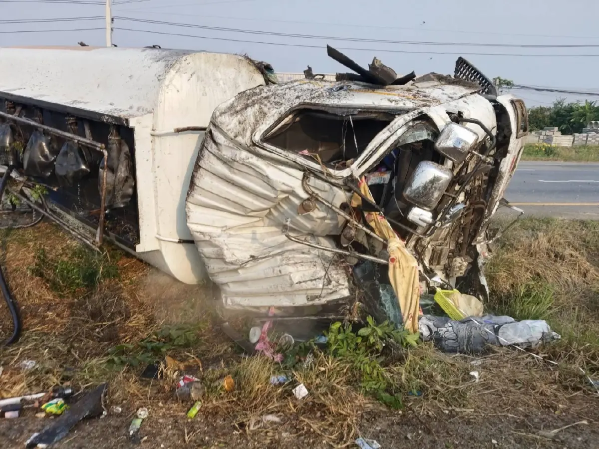 ระทึก 'รถบรรทุกน้ำมัน' พลิกคว่ำ! น้ำมันรั่วไหลถนนมิตรภาพ นครราชสีมา