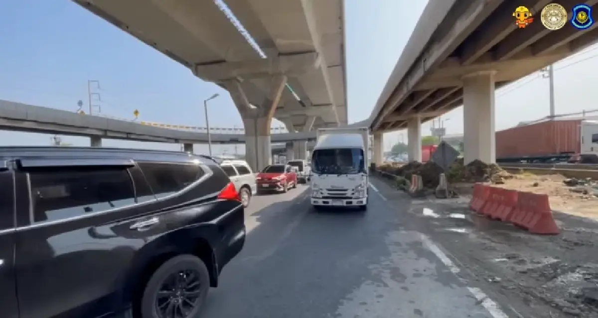 น้ำท่วมถนนพระราม 2 หลังฝนตกหนัก เร่งระบายน้ำ รถติดท้ายแถวสะสม