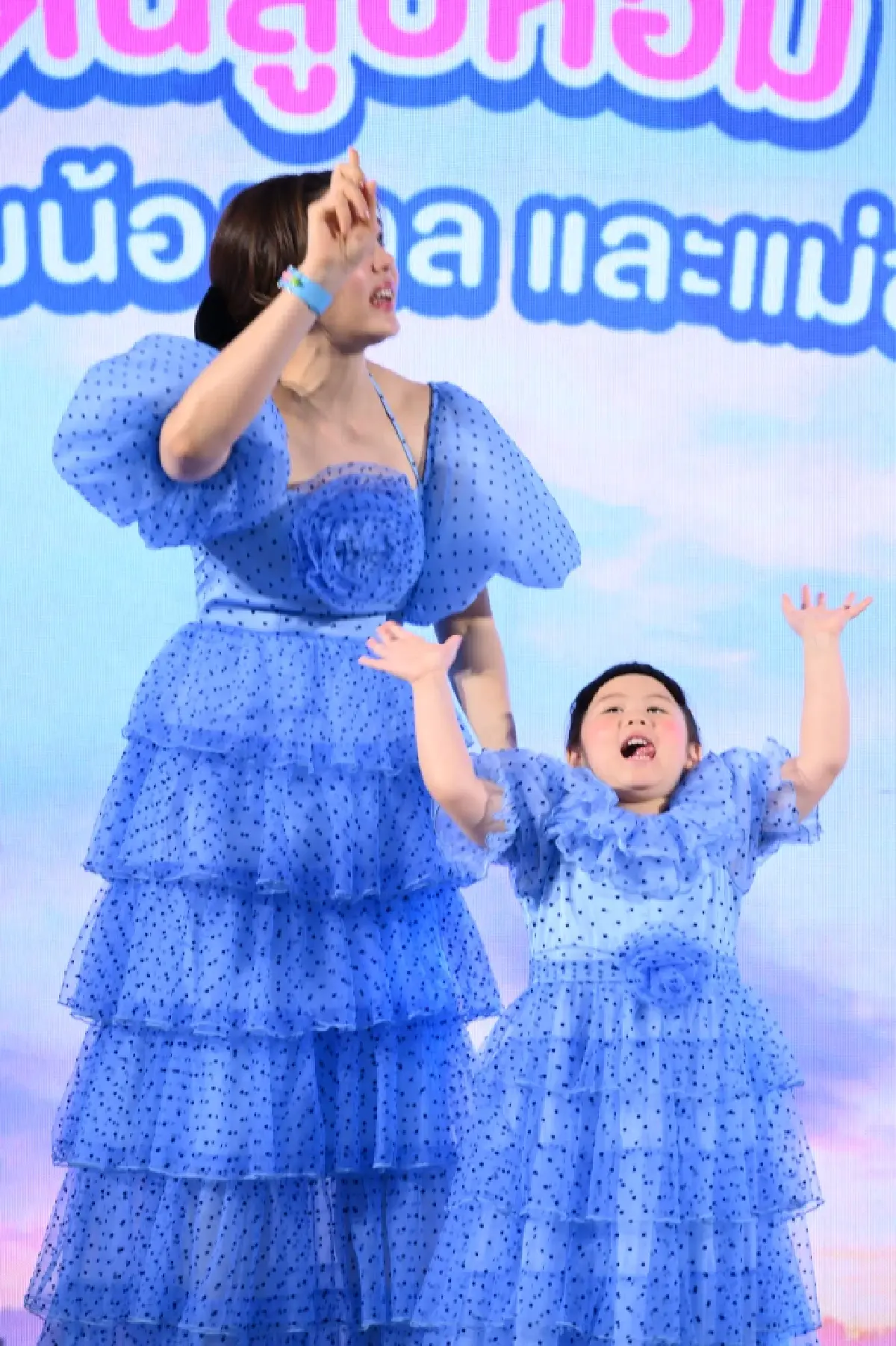 “ยิ่งลูบยิ่งหอม” แม่ชม-น้องเกล โชว์ซิงเกิ้ลพิเศษจากดาวนีย์