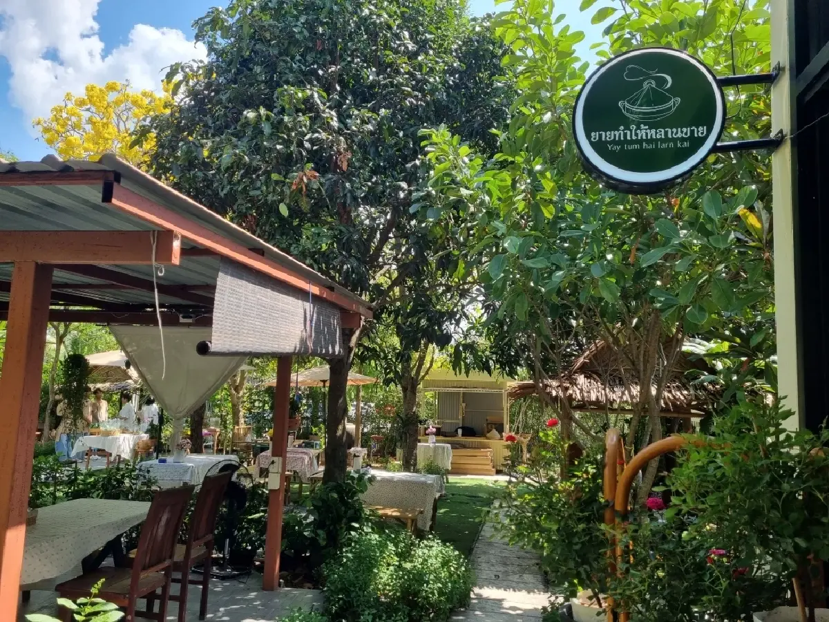 ชิมขนมไทย ‘ยายทำให้หลานขาย’ ชม ‘พระแม่ธรณีสวยที่สุด’ ที่นนทบุรี