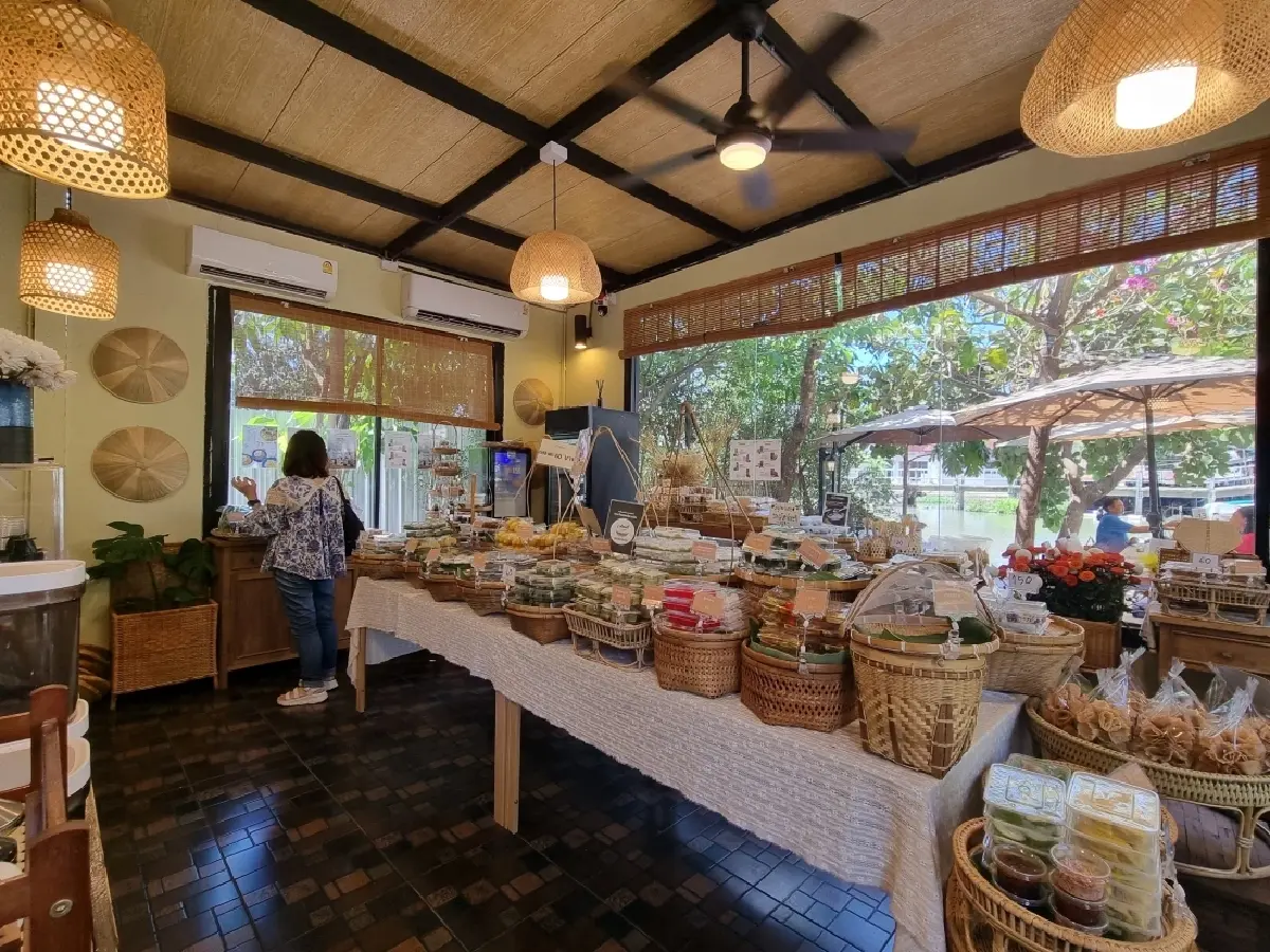 ชิมขนมไทย ‘ยายทำให้หลานขาย’ ชม ‘พระแม่ธรณีสวยที่สุด’ ที่นนทบุรี