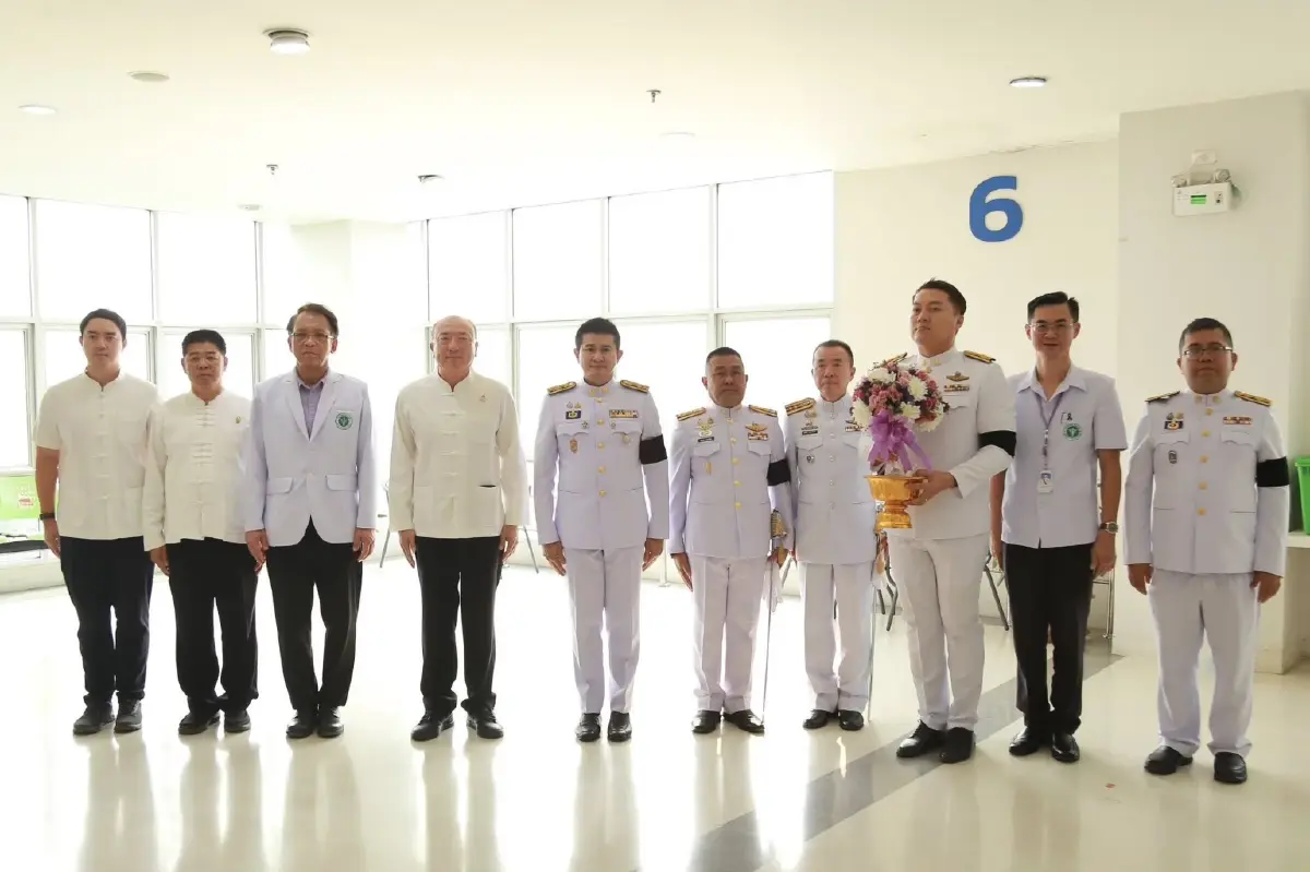 โปรดเกล้าฯพระราชทานแจกันดอกไม้ แก่ พล.อ.วาภิรมย์ มนัสรังษี