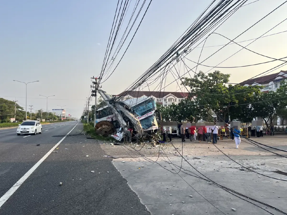 ด่วน รถทัวร์เสียหลักชนเสาไฟ หัก 2 ท่อน ที่เพชรบุรี บาดเจ็บอื้อ