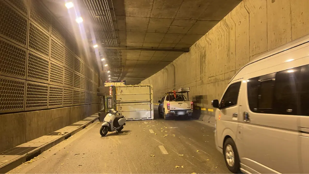 รถพ่วงชนอุโมงค์กรุงเทพกรีฑาขาออก ท่อระบายอากาศร่วง รถติดหนัก