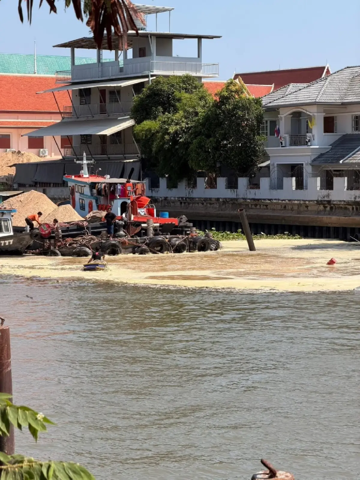 ด่วน เกิดเหตุ 'เรือล่ม' กลางคลองบางกอกน้อย เจ้าหน้าที่กู้ภัยทางน้ำระดมกำลังเข้าช่วยเหลือ