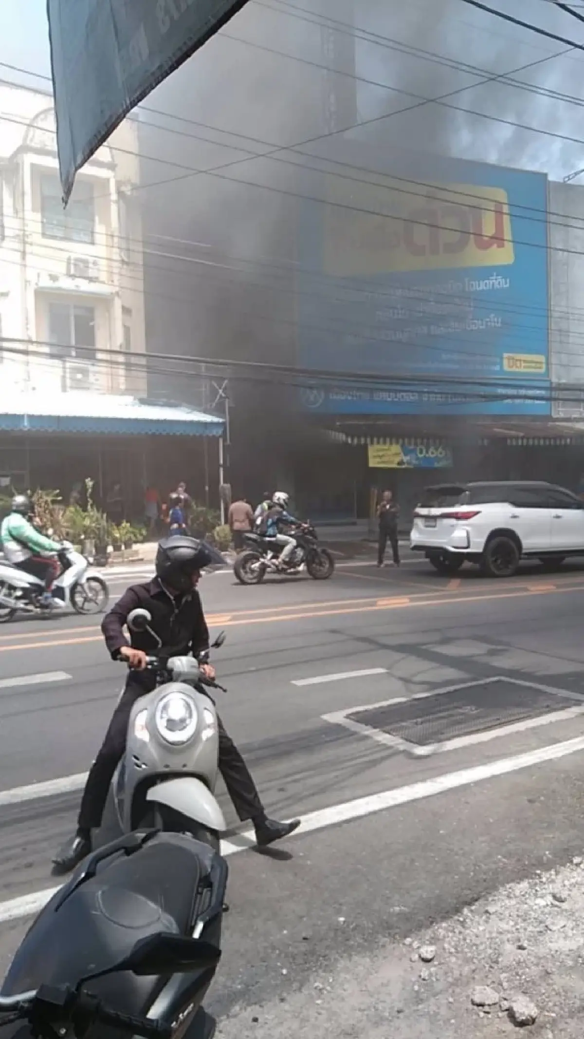 ไฟไหม้อาคารกลางเมืองภูเก็ต เร่งควบคุมเพลิงด่วน มีผู้บาดเจ็บ