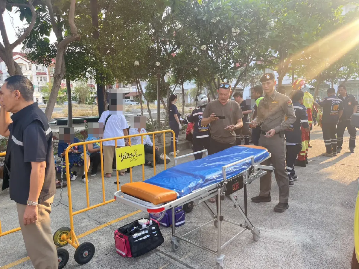 ด่วน รถทัวร์เสียหลักชนเสาไฟ หัก 2 ท่อน ที่เพชรบุรี บาดเจ็บอื้อ