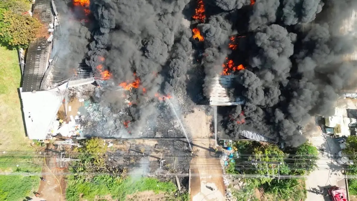'ธนกร' สั่งหยุดกิจการ! เหตุเพลิงไหม้โรงงานรีไซเคิลปราจีนฯ 2 แห่ง คาดเสียหาย 20 ล้าน