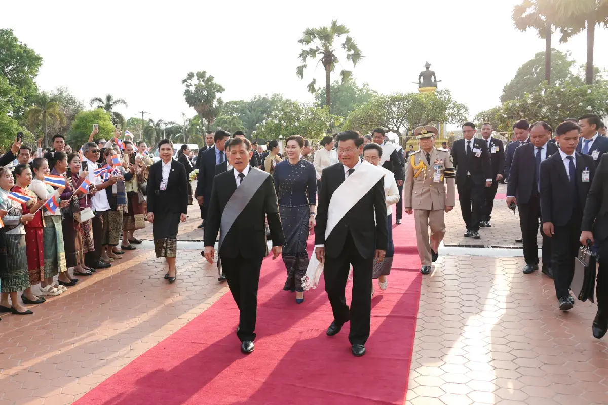 ในหลวง-พระราชินี เสด็จฯไปทรงสักการะพระธาตุหลวง เสร็จสิ้นทรงเสด็จฯกลับจากเยือนสปป.ลาว