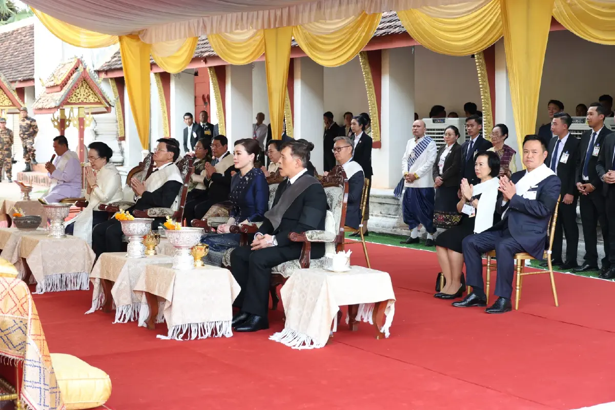 ในหลวง-พระราชินี เสด็จฯไปทรงสักการะพระธาตุหลวง เสร็จสิ้นทรงเสด็จฯกลับจากเยือนสปป.ลาว