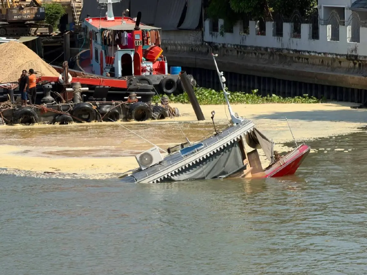 ด่วน เกิดเหตุ 'เรือล่ม' กลางคลองบางกอกน้อย เจ้าหน้าที่กู้ภัยทางน้ำระดมกำลังเข้าช่วยเหลือ