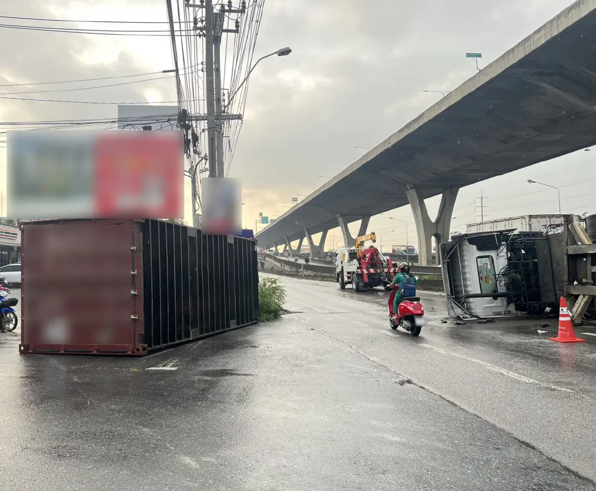 งานเข้ารถติด รถบรรทุก เสียหลักปีนขอบสะพานกลับรถ ถ.เทพรัตน กม.24