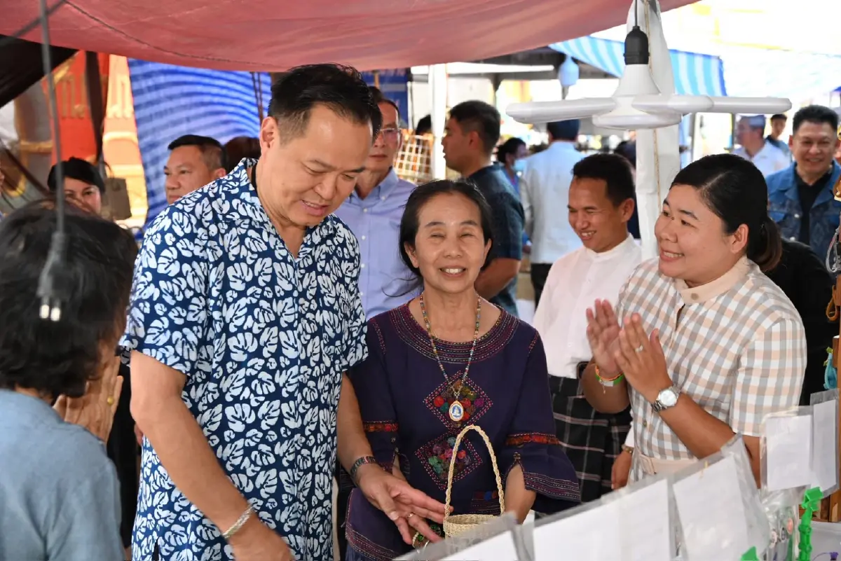 'อนุทิน' โชว์ประหยัดน้ำมัน นำคณะนั่งสามล้อชมงาน 'DNA นครพนม'