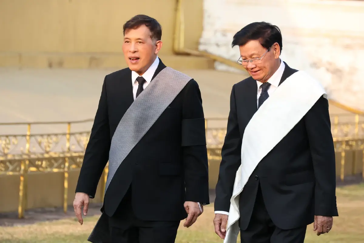 ในหลวง-พระราชินี เสด็จฯไปทรงสักการะพระธาตุหลวง เสร็จสิ้นทรงเสด็จฯกลับจากเยือนสปป.ลาว