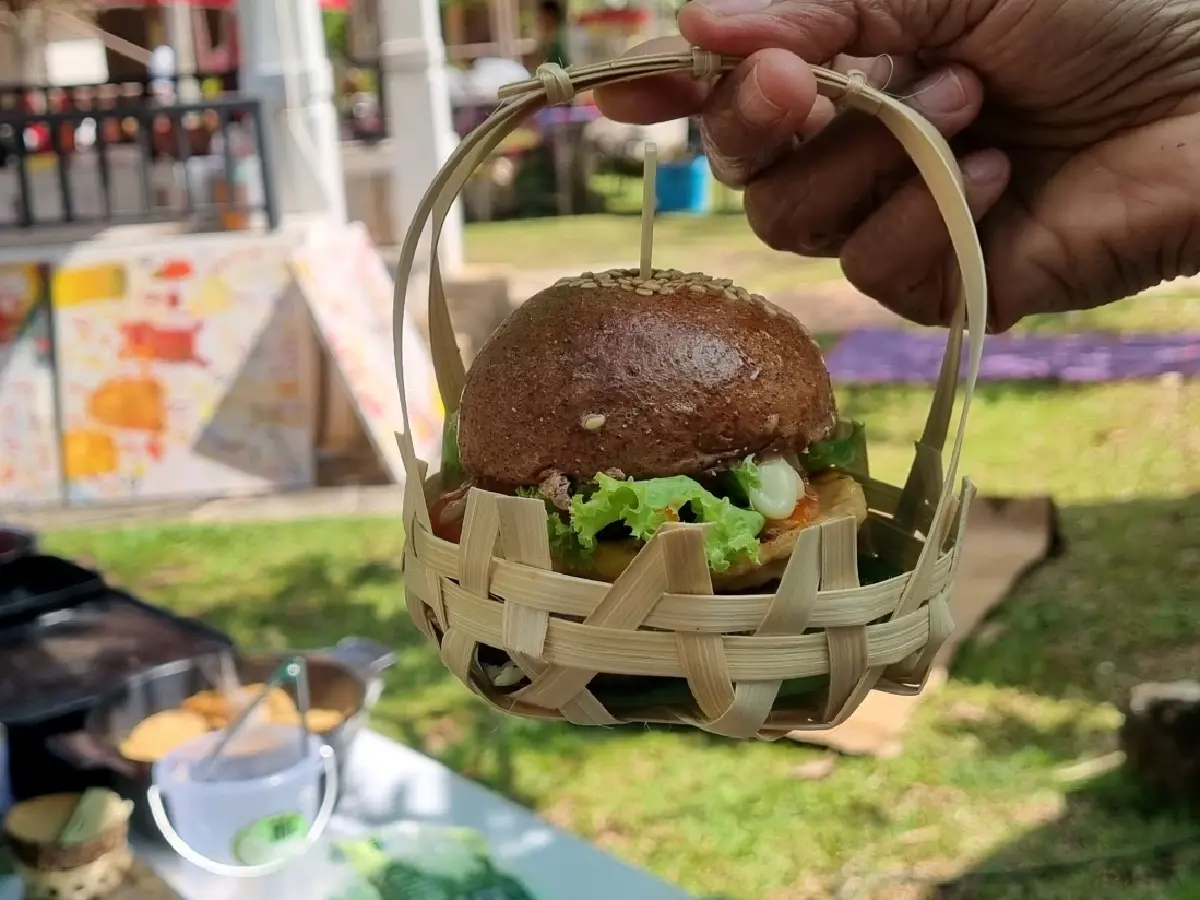 เดิน ‘หลาดแบกะดิน' กินอาหารสุขภาพ สัมผัสวิถีชุมชนเขาชัยสน