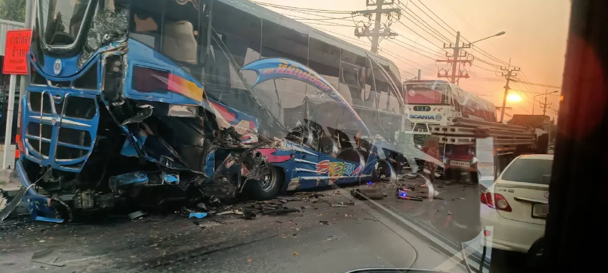ด่วน ถนนบางนา-ตราด รถติดมาก รถบรรทุกชนรถบัสหลายคัน กม.32 ขาออก