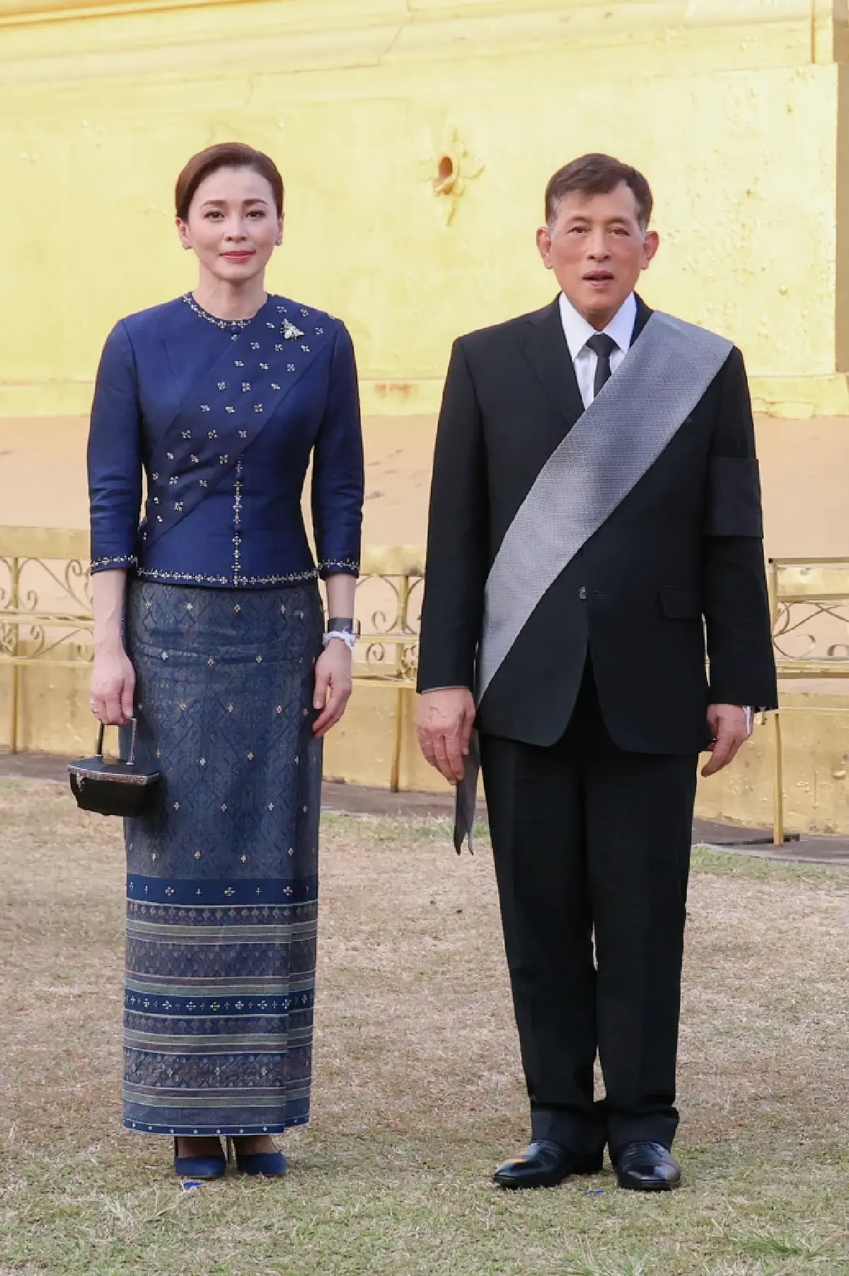 ในหลวง-พระราชินี เสด็จฯไปทรงสักการะพระธาตุหลวง เสร็จสิ้นทรงเสด็จฯกลับจากเยือนสปป.ลาว