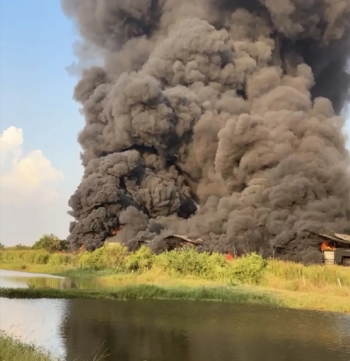 ด่วน! ไฟไหม้ โรงงานทินเนอร์ จ.ฉะเชิงเทรา ควันดำพวยพุ่ง ยังคุมเพลิงไม่ได้