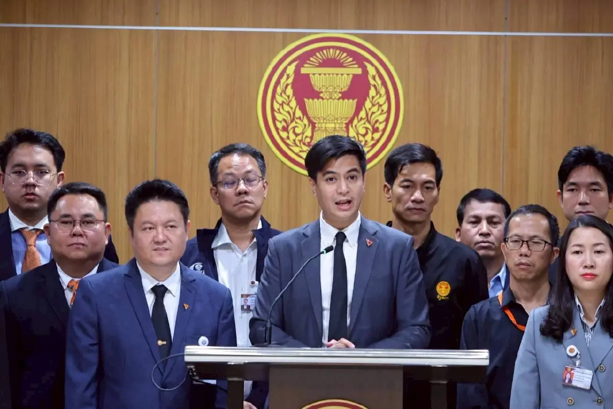 ปชน.ยื่นกฎหมาย 9 ชุดแรก ถอดองค์กรอิสระ-ปฏิรูปราชการ-ปราบโกง