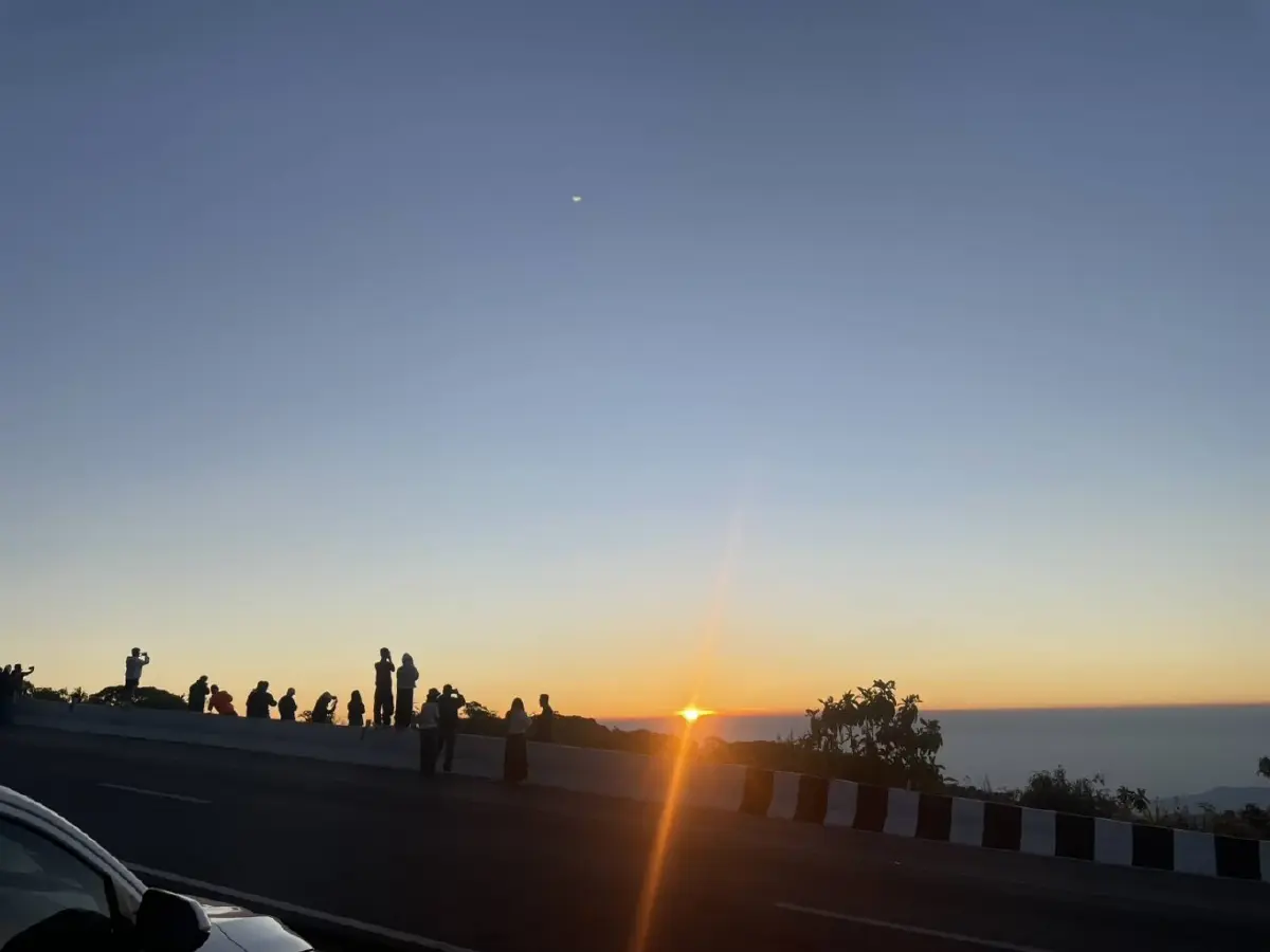 เชียงใหม่วันนี้ มีหนาว 9°C บนยอดดอยอินทนนท์ ชมแสงแรก กิ่วแม่ปาน