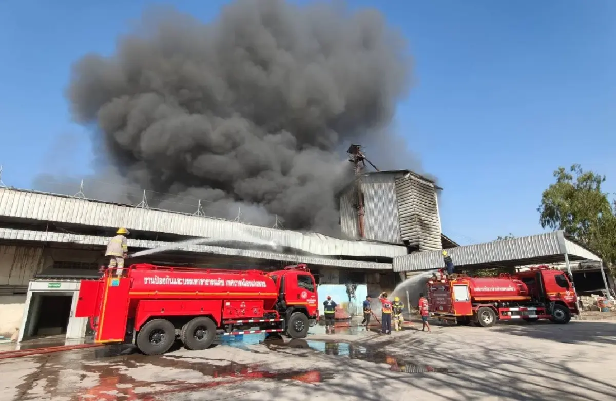 ไฟไหม้โกดังฟาร์มไก่ สระบุรี ควันดำท่วมฟ้า เร่งระดมรถน้ำสกัดเพลิง