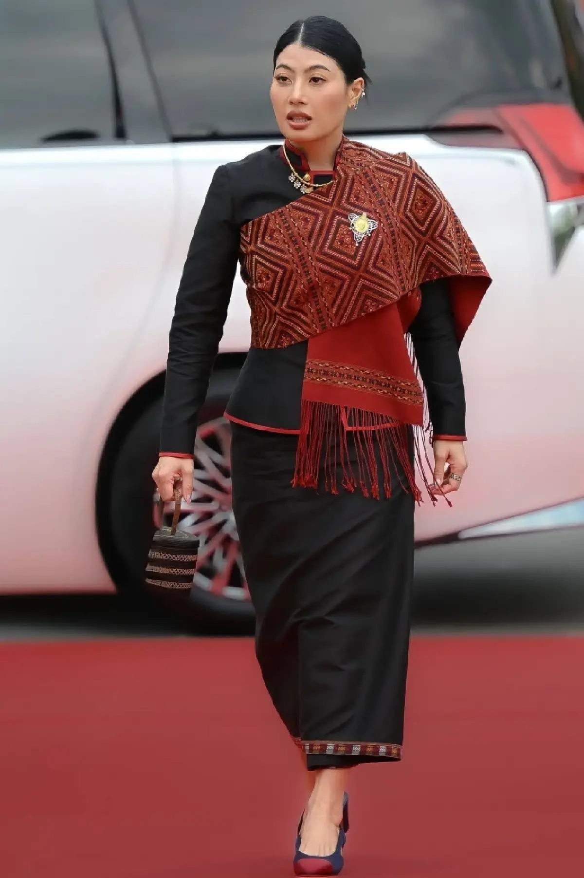 เจ้าฟ้าสิริวัณณวรีฯ สืบสานพระราชปณิธาน ดันแพรวาบ้านโพนสู่สากล