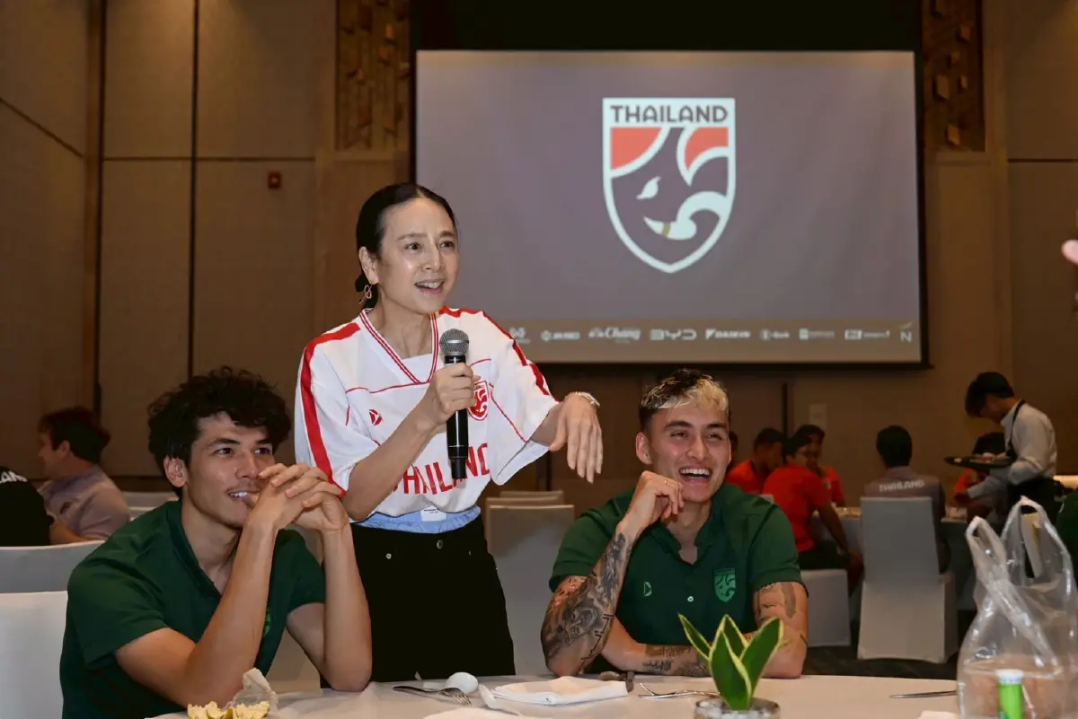 มาดามแป้ง เยี่ยมแคมป์ช้างศึก อัดฉีด 3 ล้าน หากเปิดบ้านชนะเติร์กเมนิสถาน