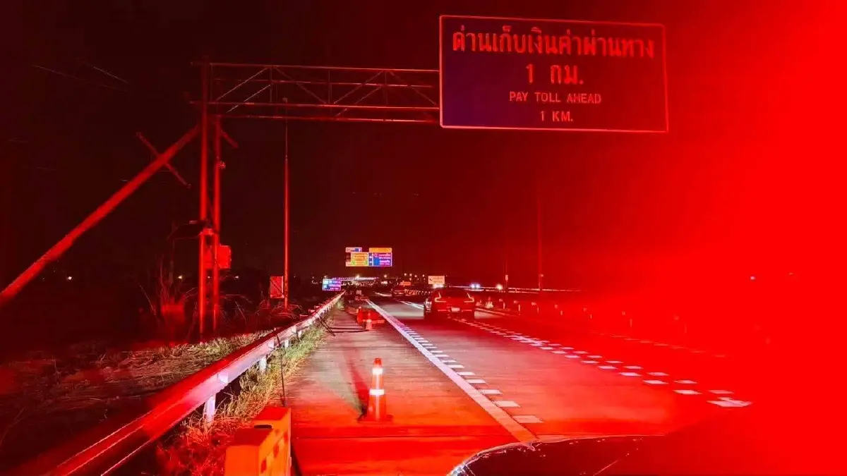 พายุฤดูร้อนถล่มโคราช เสาไฟล้มขวางมอเตอร์เวย์ M6 ด่านขามทะเลสอ