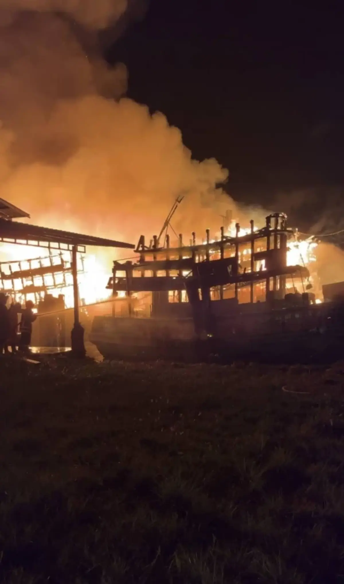 ระทึก ไฟไหม้เรือประมงหลายลำ ณ ท่าเทียบเรือเจ้าท่า อ.ขนอม นครศรีฯ