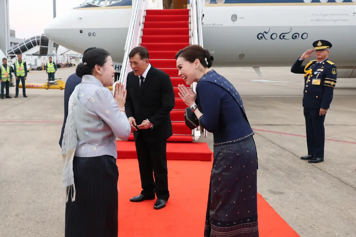 ในหลวง-พระราชินี เสด็จฯไปทรงสักการะพระธาตุหลวง เสร็จสิ้นทรงเสด็จฯกลับจากเยือนสปป.ลาว