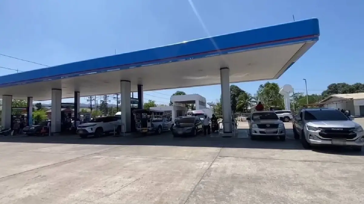 เขาหลักแตก! ประชาชนแห่เติมน้ำมันล้นถนน หลังอิหร่านปิดช่องแคบ