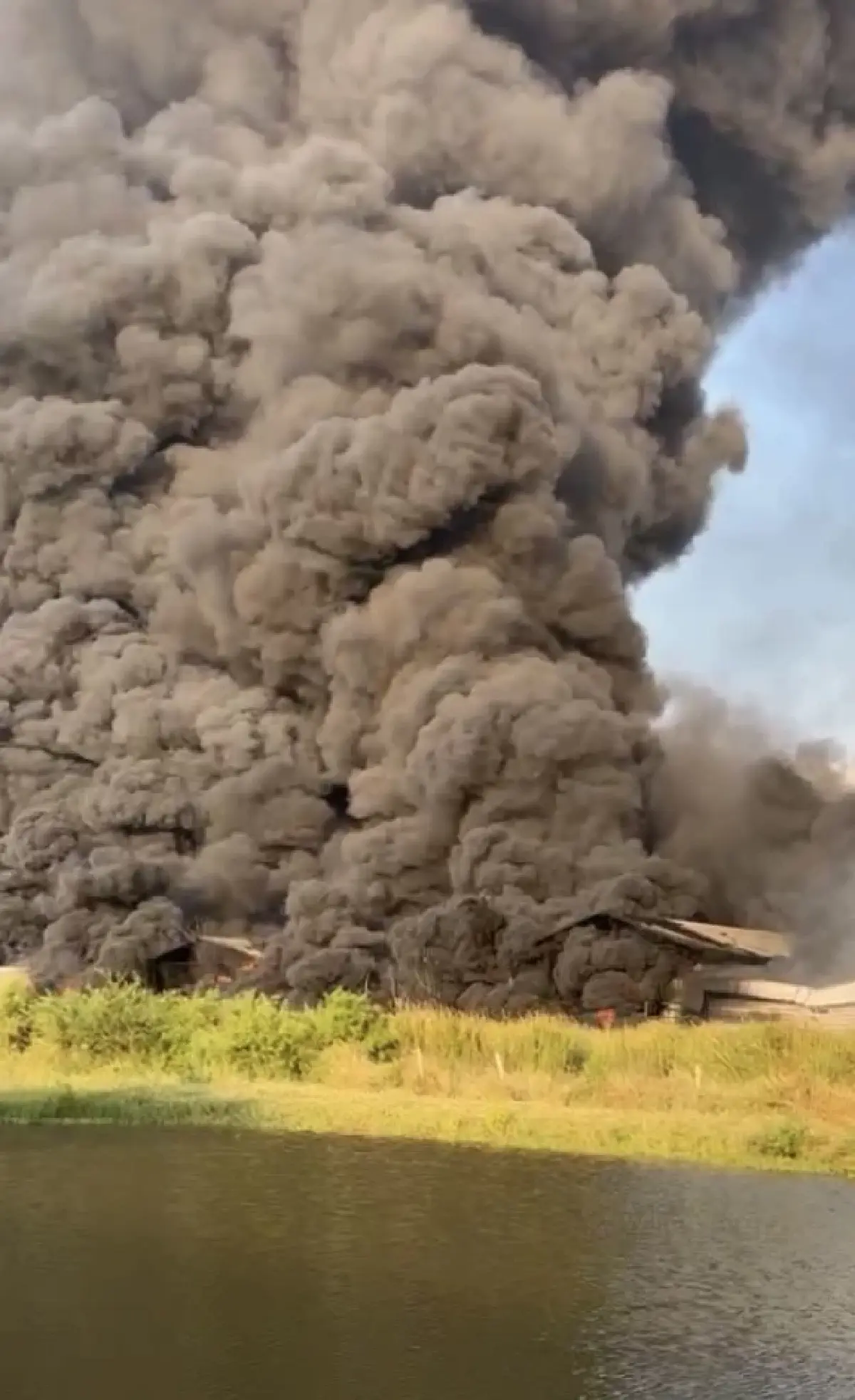 ด่วน! ไฟไหม้ โรงงานทินเนอร์ จ.ฉะเชิงเทรา ควันดำพวยพุ่ง ยังคุมเพลิงไม่ได้