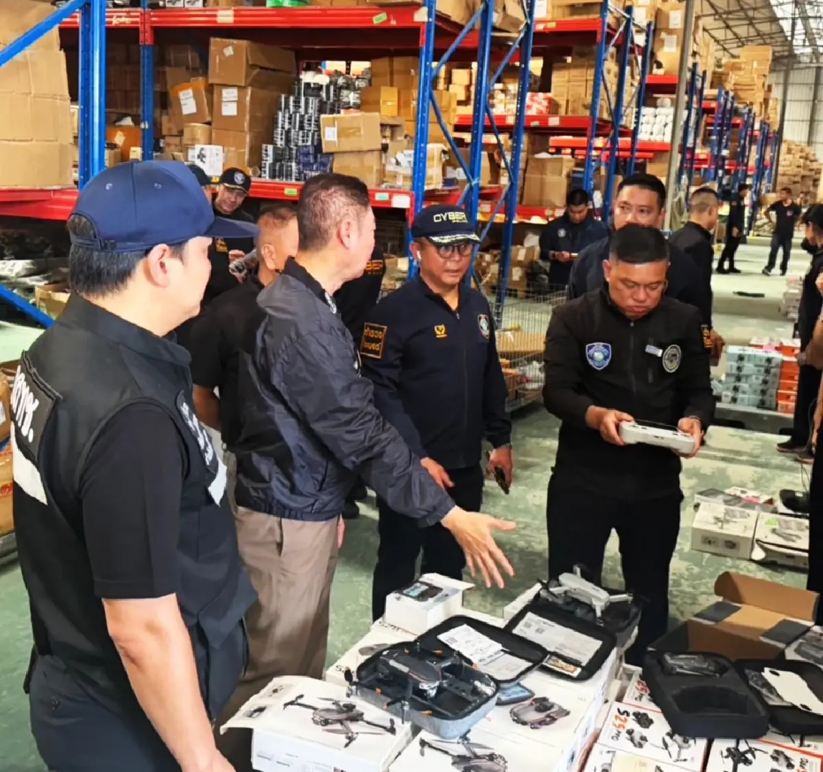 บุกยึดโดรนเถื่อนหลายพันลำ ค้นโกดังย่านลาดกระบัง หวั่นภัยมั่นคง