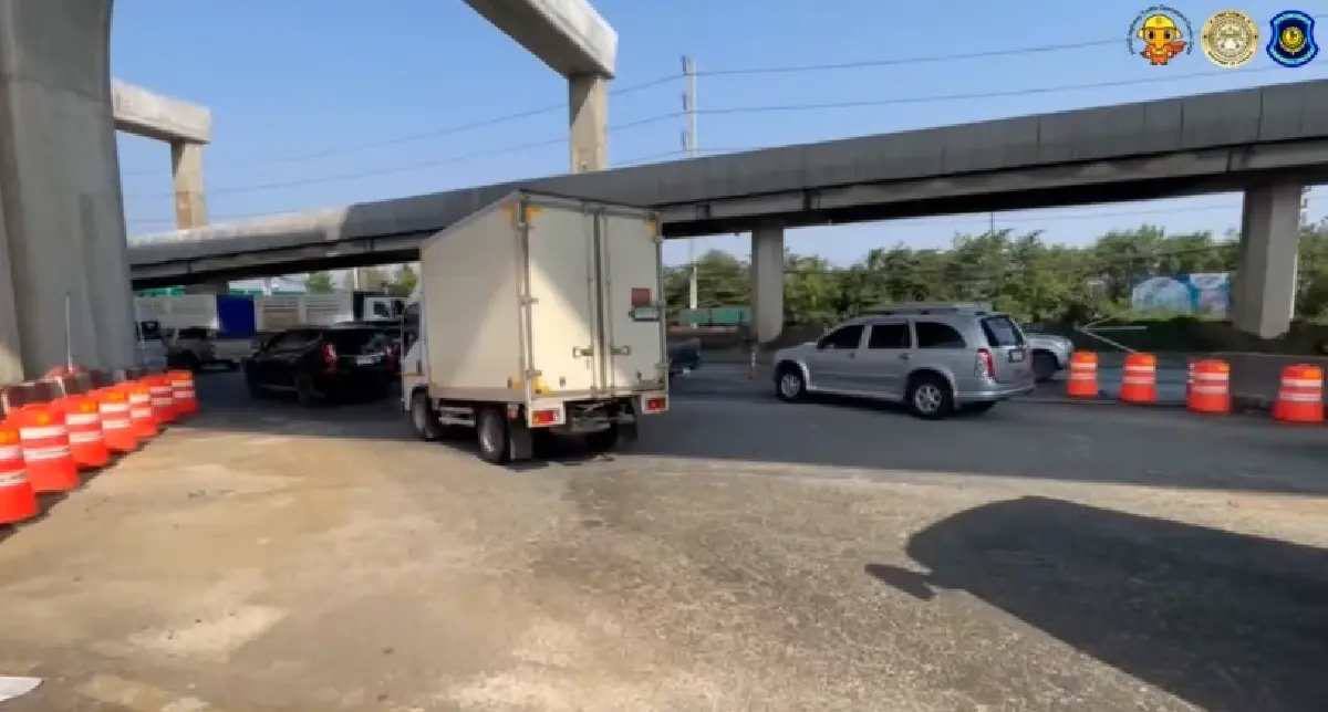 น้ำท่วมถนนพระราม 2 หลังฝนตกหนัก เร่งระบายน้ำ รถติดท้ายแถวสะสม