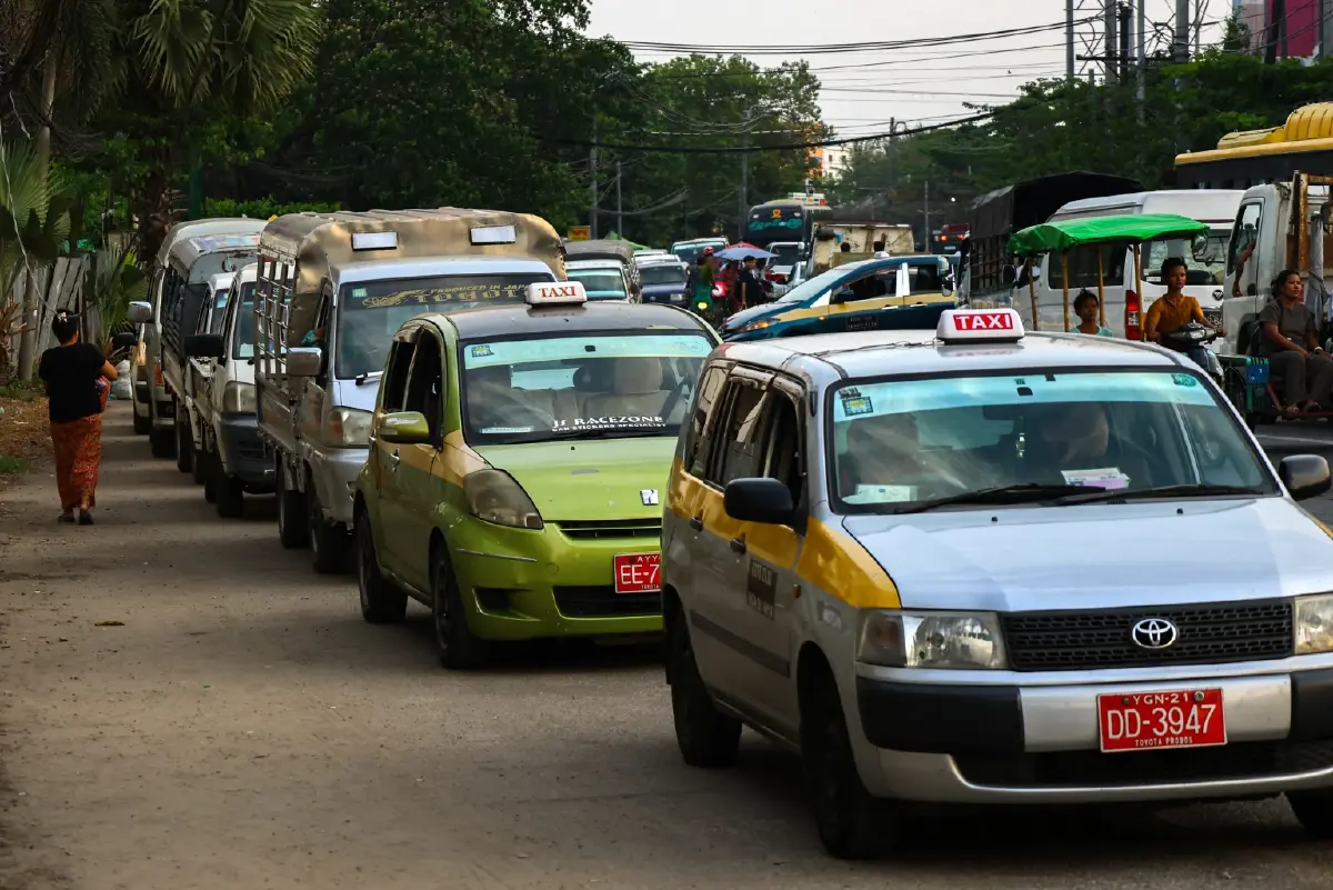 รวมภาพชุด 'ปั๊มแตกทั่วโลก' วิกฤติน้ำมันแพง-ขาดแคลนหนัก