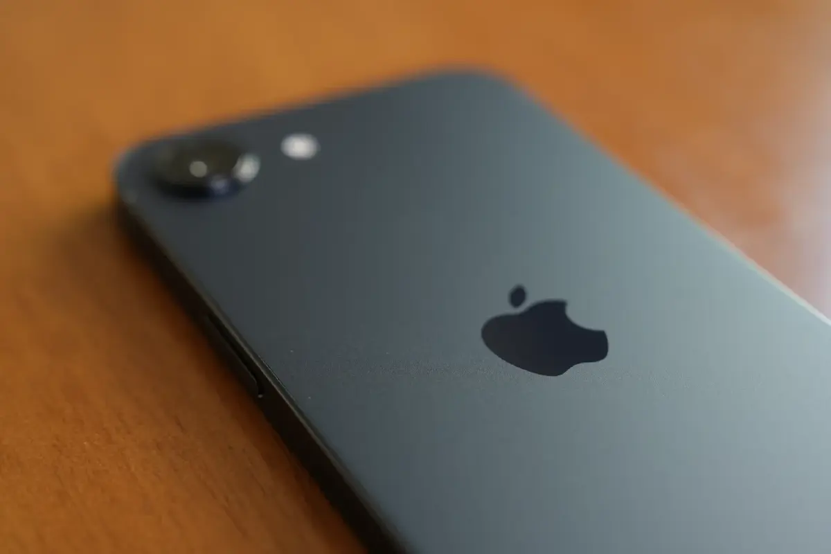 แกะกล่องรีวิว 'iPhone 17e' ไอโฟนรุ่นคุ้มค่าที่สุดแห่งปี 2026